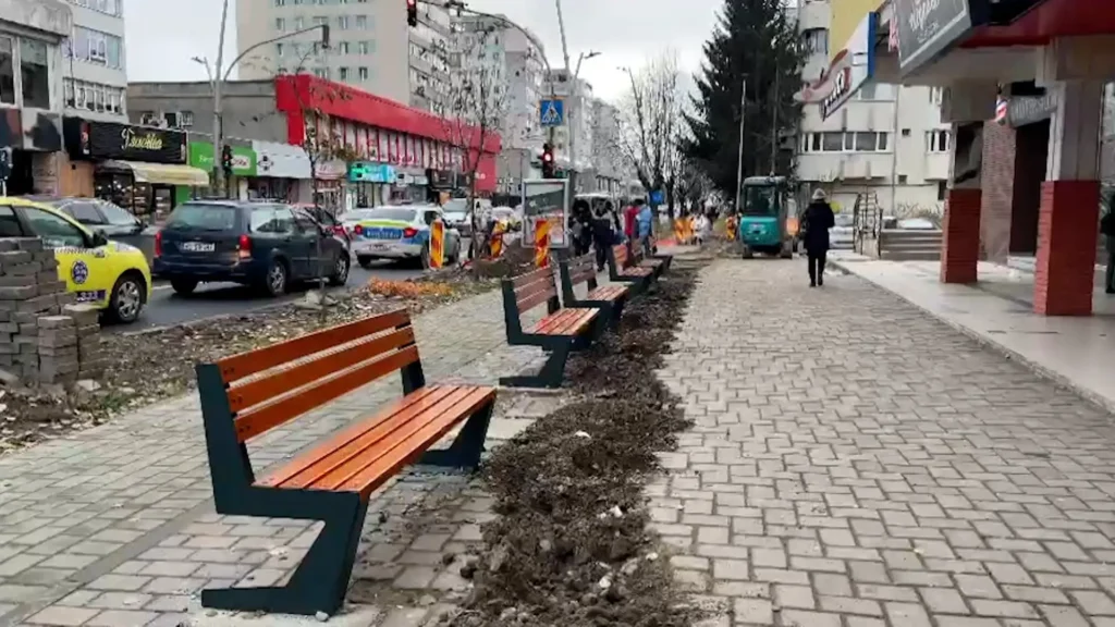 Bănci montate cu spatele la şosea în staţia de autobuz, pe strada principală din Bacău. Cum explică autorităţile