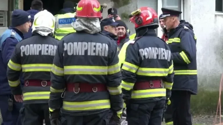 O explozie devastatoare a avut loc într-un bloc din Bacău. Bucăți mari din ferestrele imobilului s-au înfipt în clădirile din jur