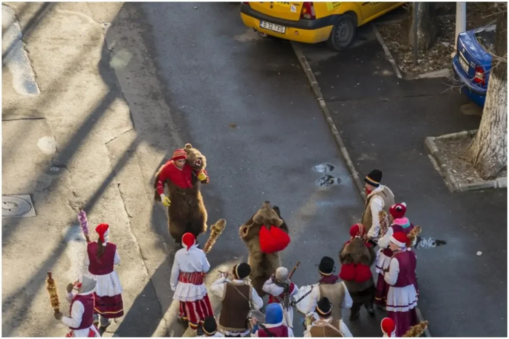 Patru tineri, amendaţi după ce au colindat cu boxa la maxim printre blocurile din Piatra-Neamţ