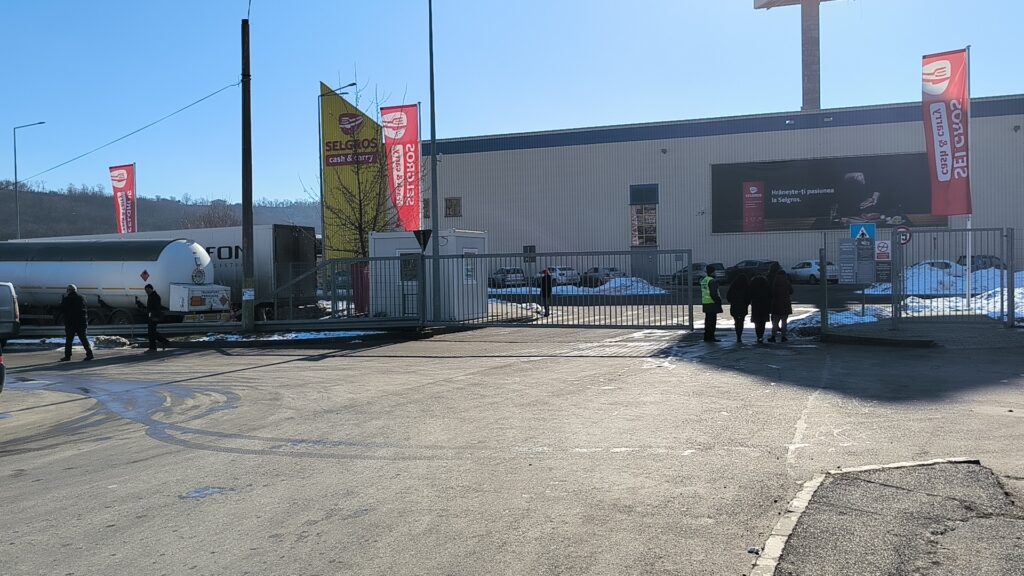 Protecţia Consumatorului a pus lacăt, temporar, pe magazinul Selgros Iaşi