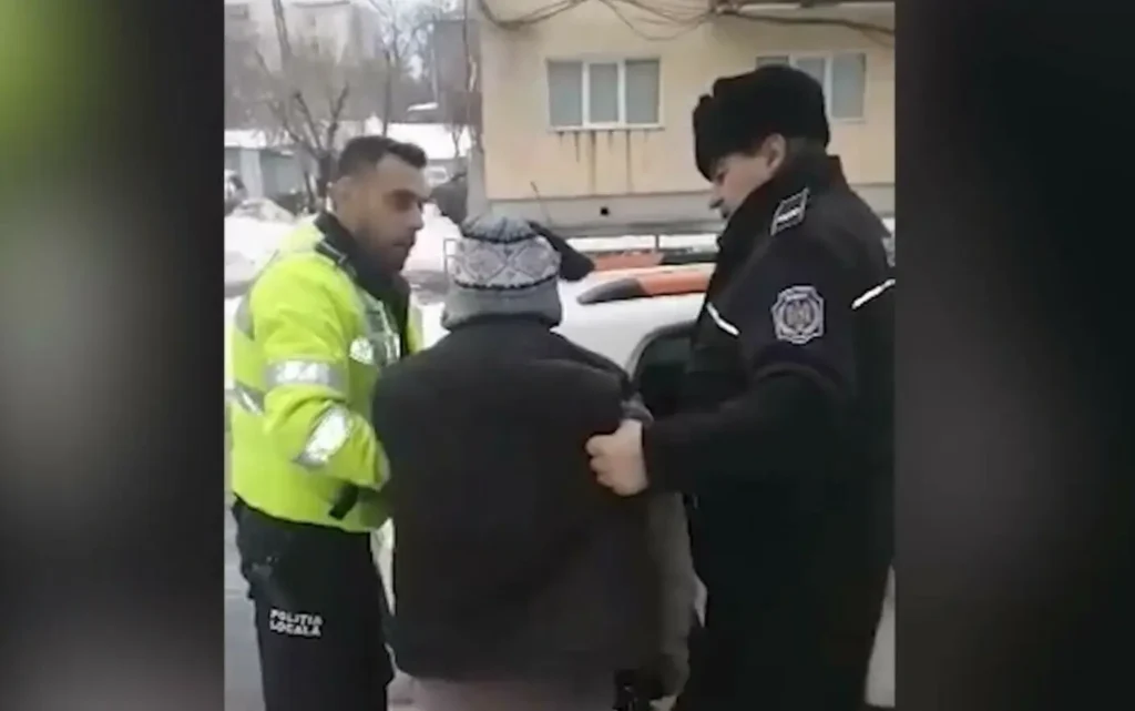VIDEO. Bărbat din Roman, încătușat și amendat pentru că a curățat zăpada de pe trotuar