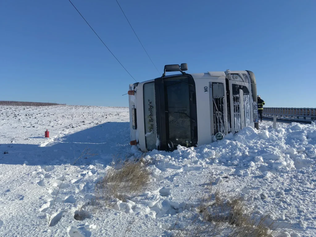 Camion cu vin ”culcat” pe dreapta, în câmp, în apropiere de Tg Frumos