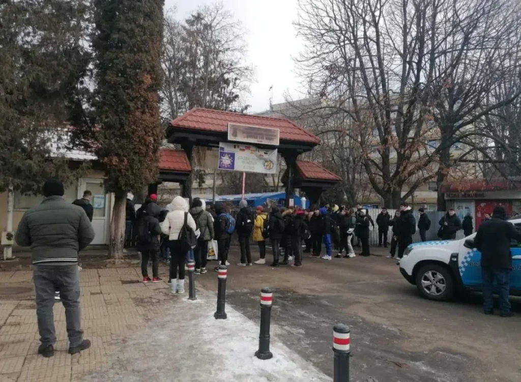 20 de elevi, ținuți la poarta liceului „Ştefan cel Mare” din Bacău până la pauză, după ce au întârziat
