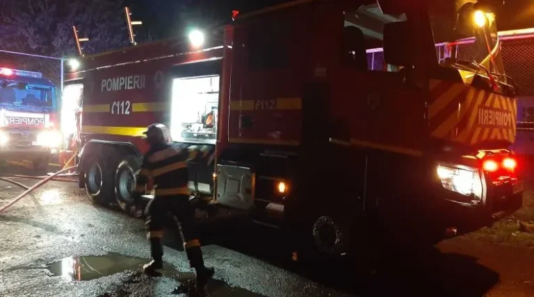 Incendiul de la cantina unei școli private din Iași lichidat de pompieri