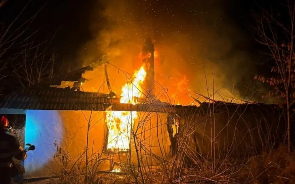 O femeie a murit arsă de vie în casă, în seara de Revelion. De la ce a pornit incendiul