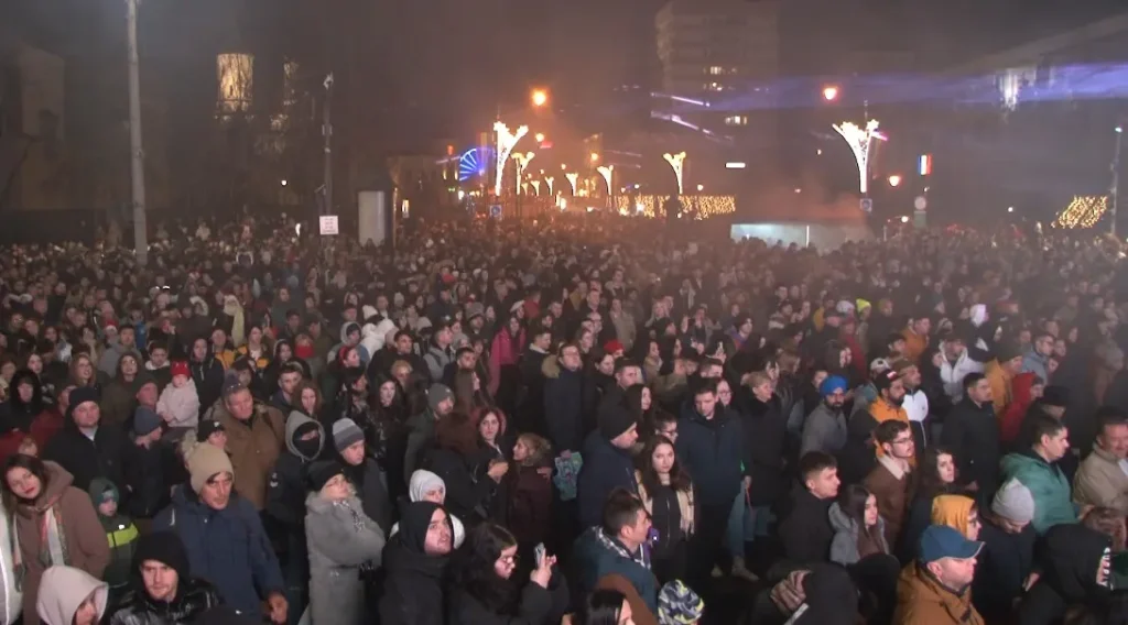 VIDEO. Mii de ieşeni au aşteptat anul 2024 în centrul oraşului