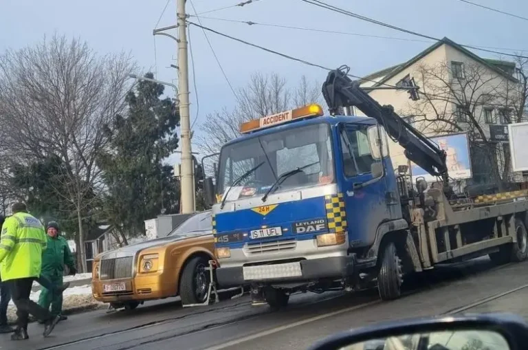 VIDEO. Captură de lux pe o stradă din Iaşi. Poliţiştii au “înhăţat” Rolls Royce-ul unui afacerist local