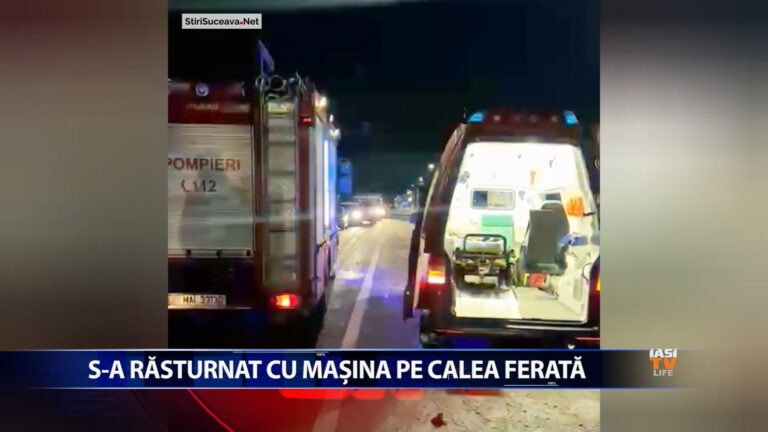 S-a răsturnat cu mașina pe calea ferată