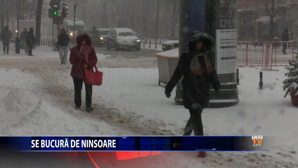 Se bucură de ninsoare