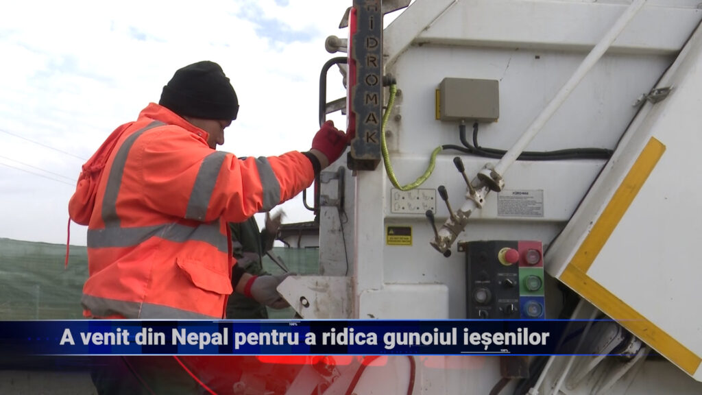 A venit din Nepal pentru a ridica gunoiul iesenilor