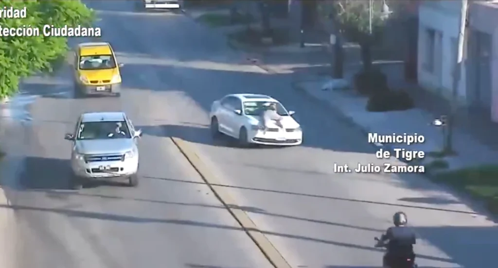 Video șocant: a făcut un accident și a fugit cu victima agățată de capota mașinii