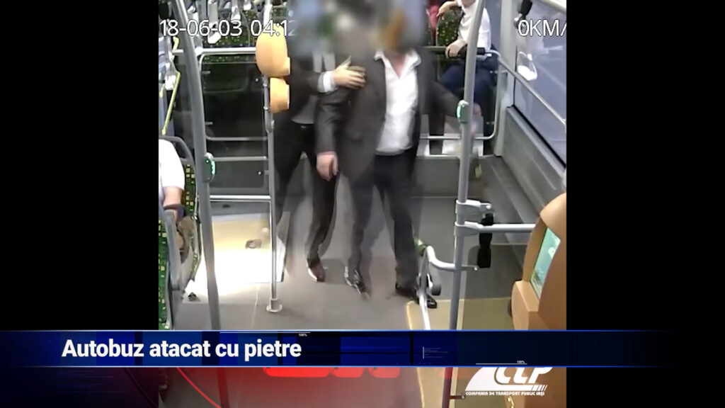 Autobuz atacat cu pietre