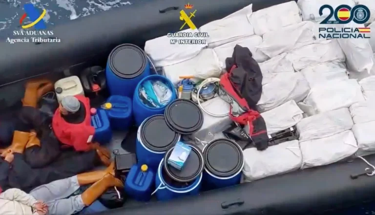 VIDEO: Un cetățean român a fost arestat în Insulele Canare la bordul unei bărci cu 4.350 de kilograme de cocaină