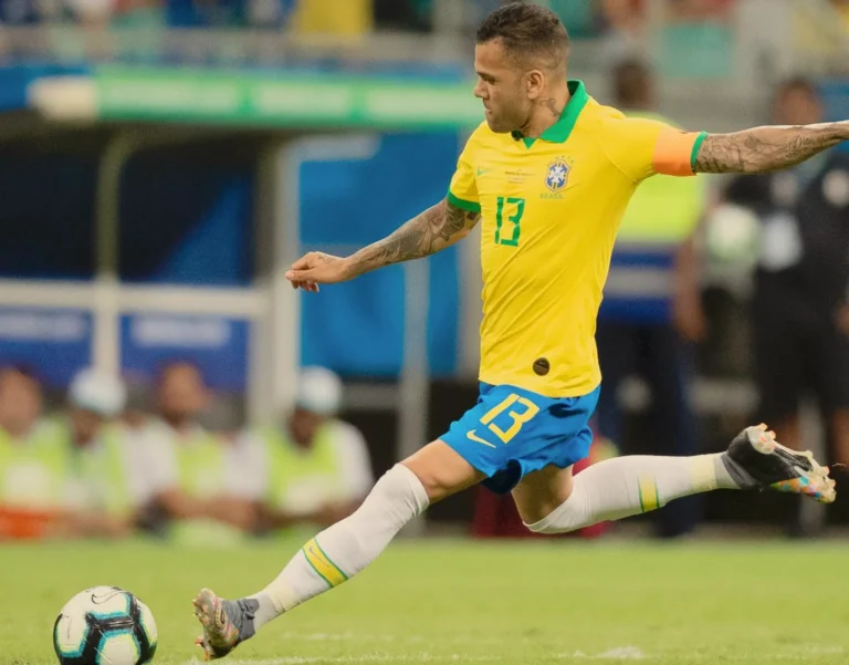 Fotbalistul Dani Alves, condamnat la 4 ani și jumătate de închisoare pentru că a violat o tânără în Barcelona