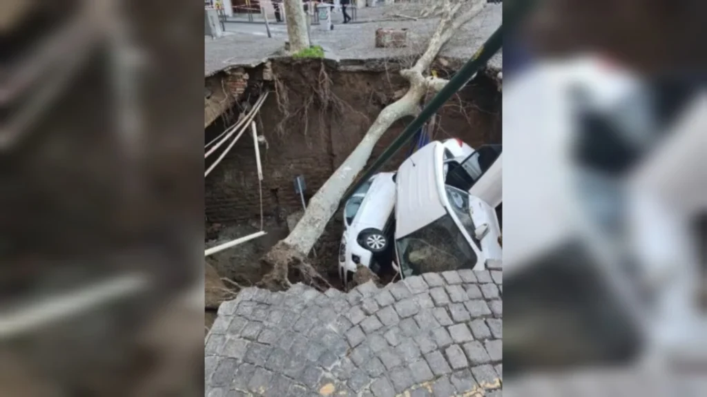 Două mașini au căzut într-un șanț după prăbușirea unei străzi din Italia
