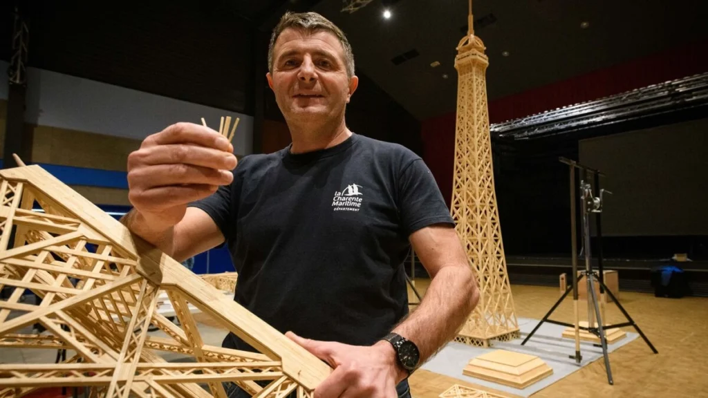 Un artist a construit o replică de șapte metri a Turnului Eiffel pentru Guinness World Records, dar a fost descalificat