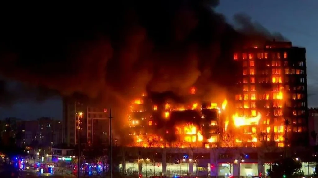Patru morți și 19 dispăruți într-un incendiu izbucnit în două clădiri din Valencia, Spania