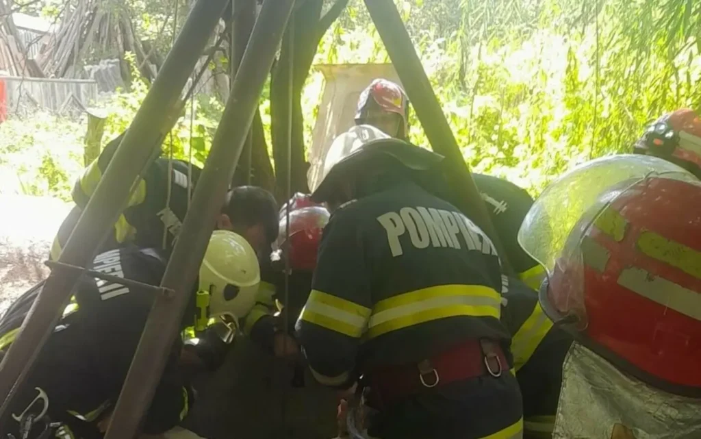 Femeie din Neamț, salvată după ce a căzut la 10 metri adâncime într-o fântână