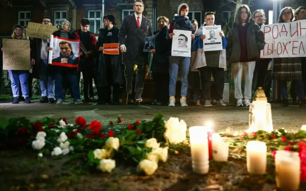 „Putin e un criminal!” Proteste de amploare în Rusia după moartea lui Aleksei Navalnîi. Zeci de persoane au fost arestate