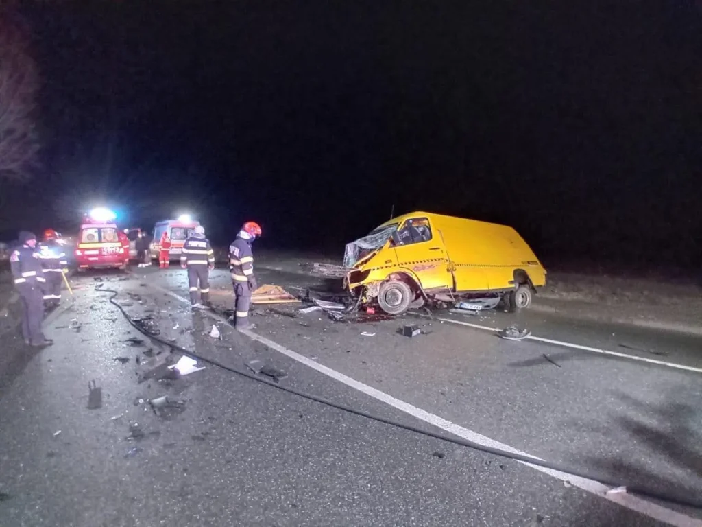 Un tânăr inconstient, în stare de ebrietate, a lovit cu BMW-ul său o autoutilitară, în zona Războieni