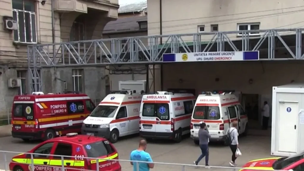 O femeie a leșinat în curtea UPU Iași după ce a coborât din taxi. De ce a refuzat să „deranjeze” ambluanța