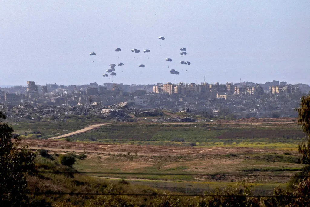 Cinci locuitori din Gaza au murit din cauza impactului ajutorului umanitar parașutat din avion