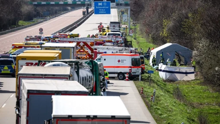 Cel puțin cinci morți și mai mulți răniți într-un accident de autobuz în estul Germaniei