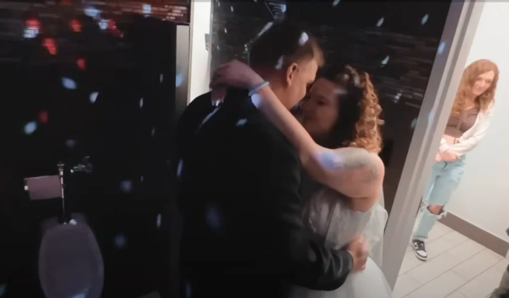 VIDEO: Un cuplu s-a căsătorit în toaleta unui magazin dintr-o benzinărie pentru că a vrut o experiență diferită