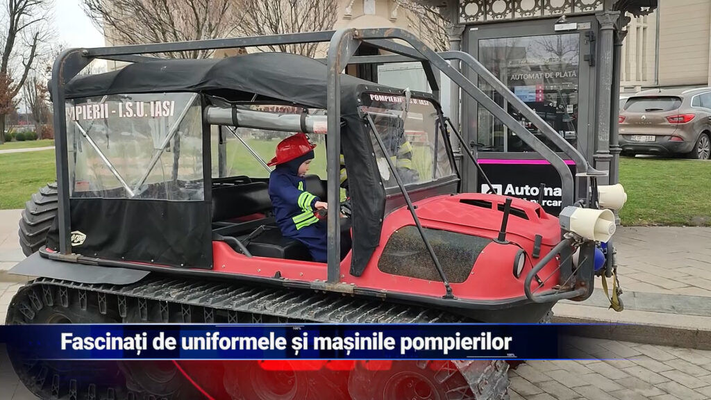 Fascinați de uniformele și mașinile pompierilor