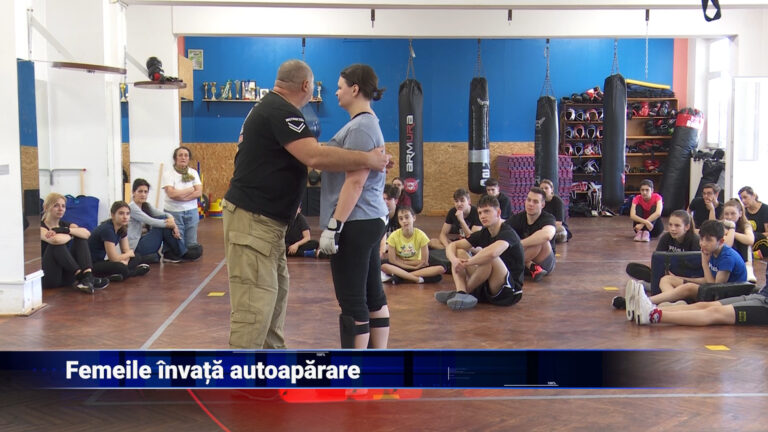 Femeile învață autoapărare