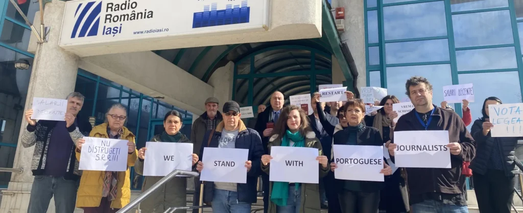 Un protest de mare amploare are loc la sediul Radio România Iași în semn de solidaritate cu jurnaliștii din Portugalia
