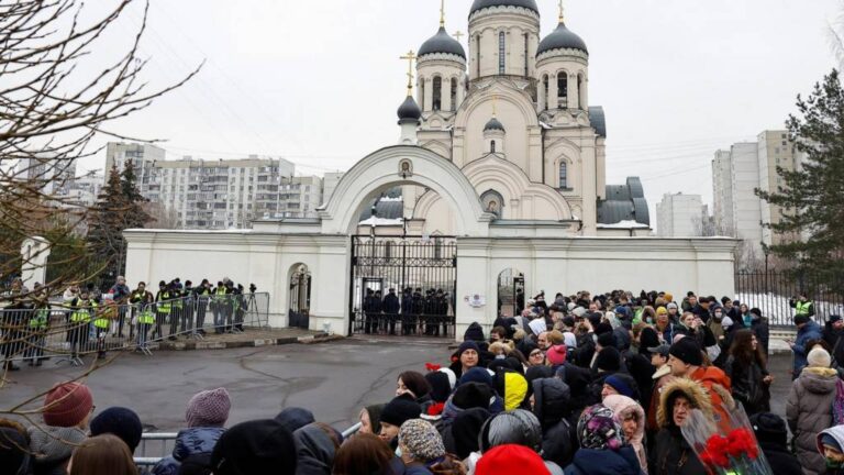 Mii de oameni participă la funeraliile lui Navalnîi: Kremlinul avertizează asupra consecințelor violării legilor