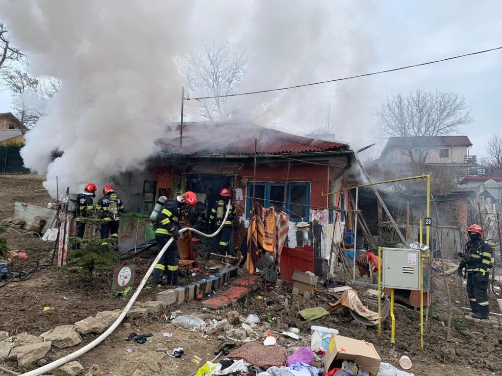 Incendiu la o casă din Iași