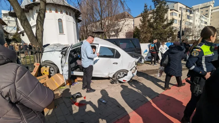 VIDEO și FOTO. Două maşini s-au ciocnit şi au făcut praf gardul Bisericii „Înălțarea Domnului” din CUG chiar în timpul slujbei