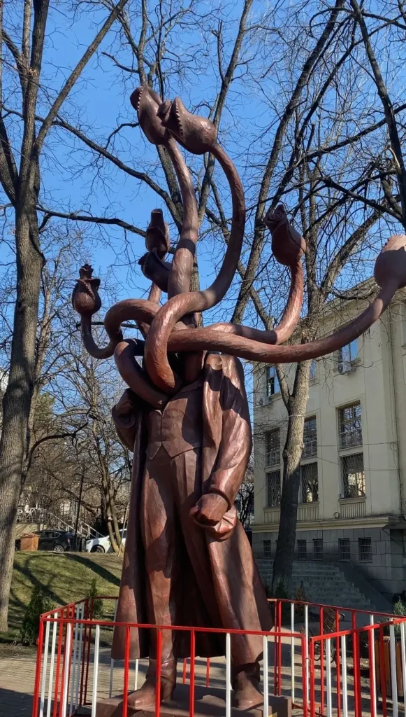 Sculptura „Hidra”, vandalizată în Iași, va fi scoasă la licitație. Ce preț ar putea avea