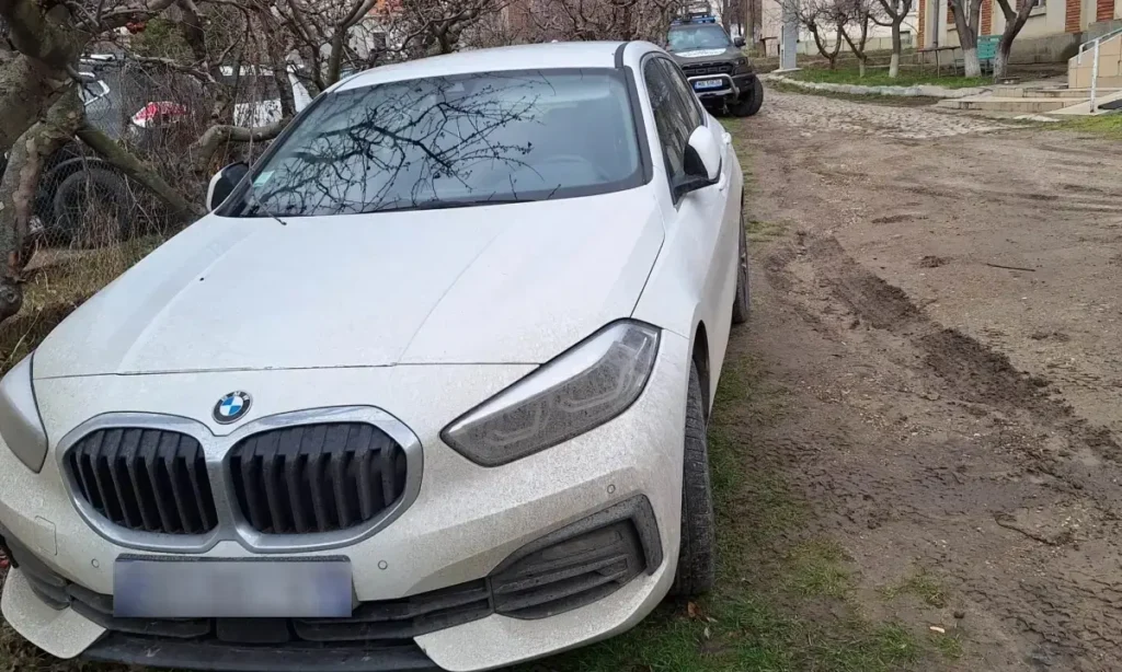 Un autoturism marca BMW furat din Franța, oprit de vameșii de la Albița