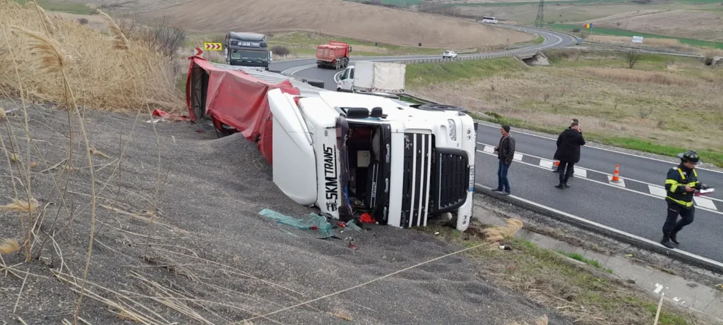 Accident la Popricani. Un TIR s-a răsturnat