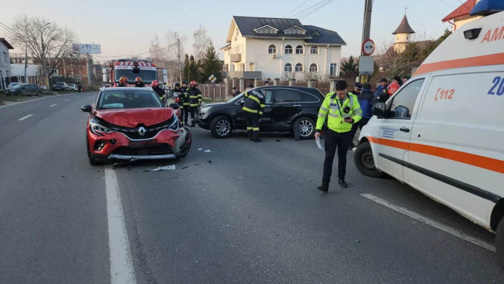 VIDEO. Două persoane au fost rănite după ce un Renault a acroşat violent o Honda în Bucium