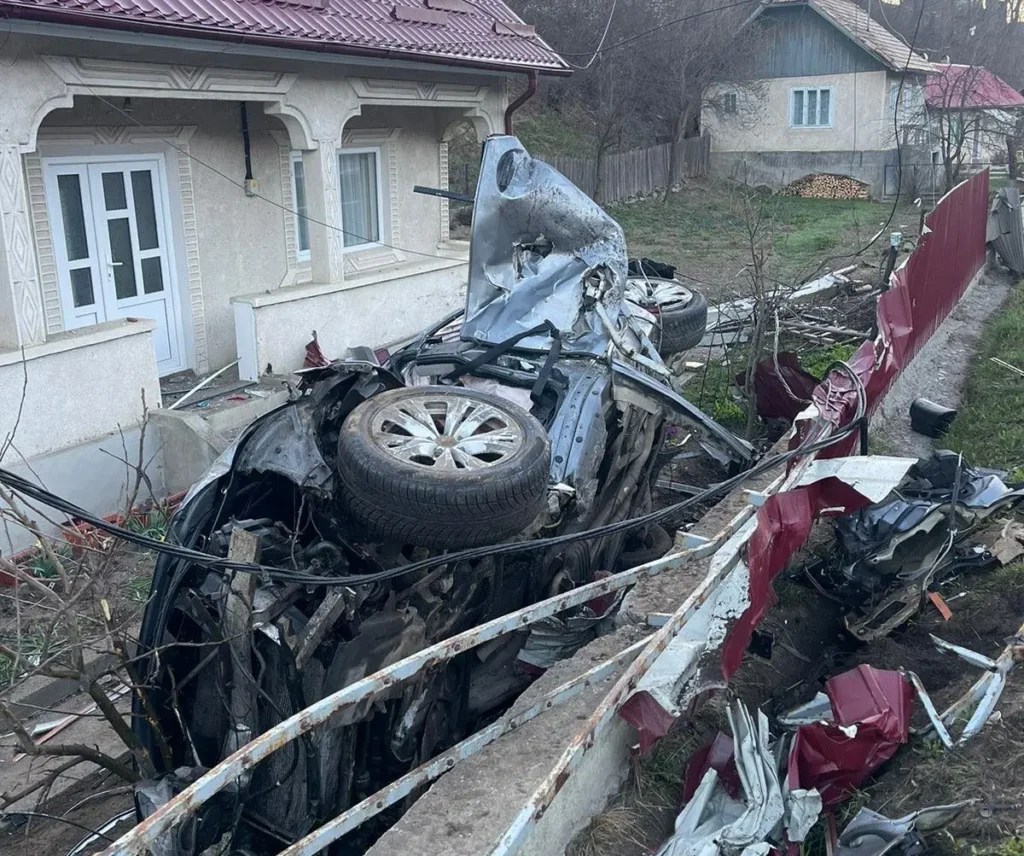 Trei tineri au decedat după ce două autoturisme s-au ciocnit violent și au fost proiectate în afara șoselei