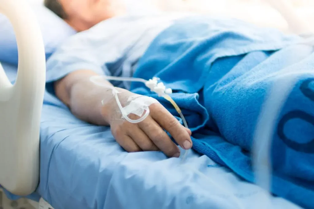 A sunat la 112 de pe patul de spital, după ce a descoperit că i-a fost amputat piciorul