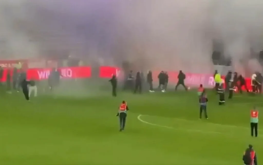 VIDEO. Ultrașii lui Dinamo și cei ai Stelei s-au luat la bătaie pe gazonul stadionului Arcul de Triumf