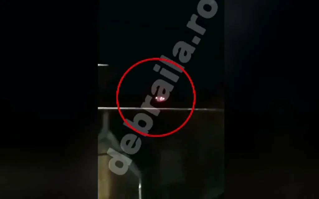 VIDEO. La Brăila a căzut o dronă militară. Locuitorii au înregistrat momentul în care aceasta zbura deasupra locuințelor lor