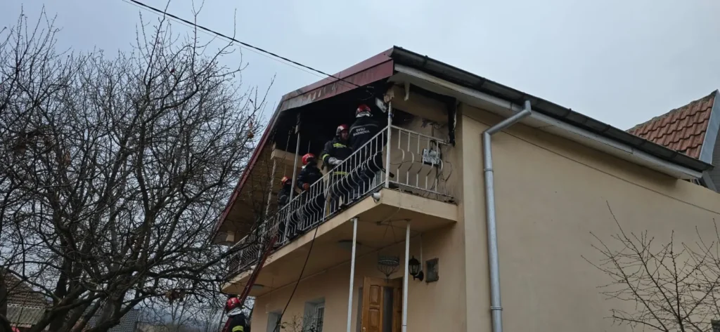 FOTO. Incendiu la o casă din Bârnova