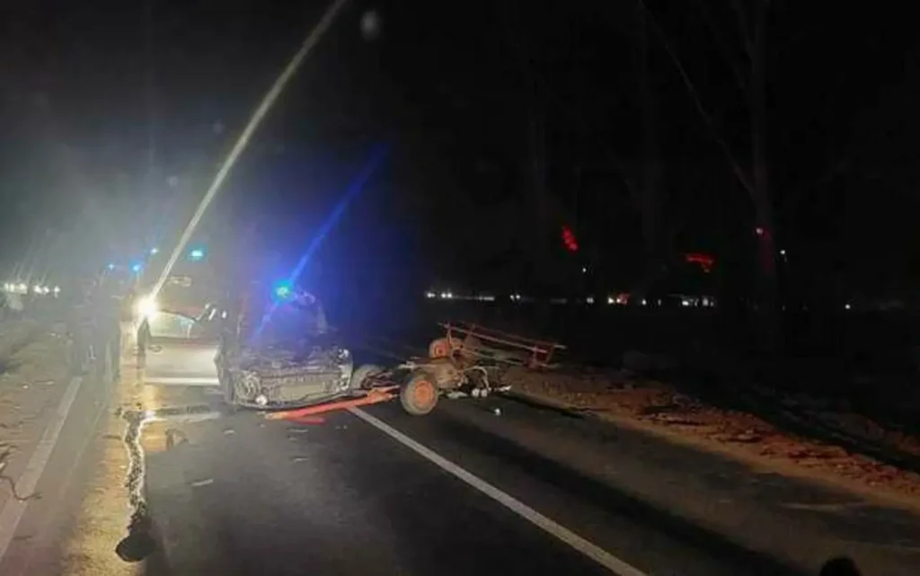 Un bărbat și o femeie, răniți după ce o căruță s-a ciocnit violent cu o mașină