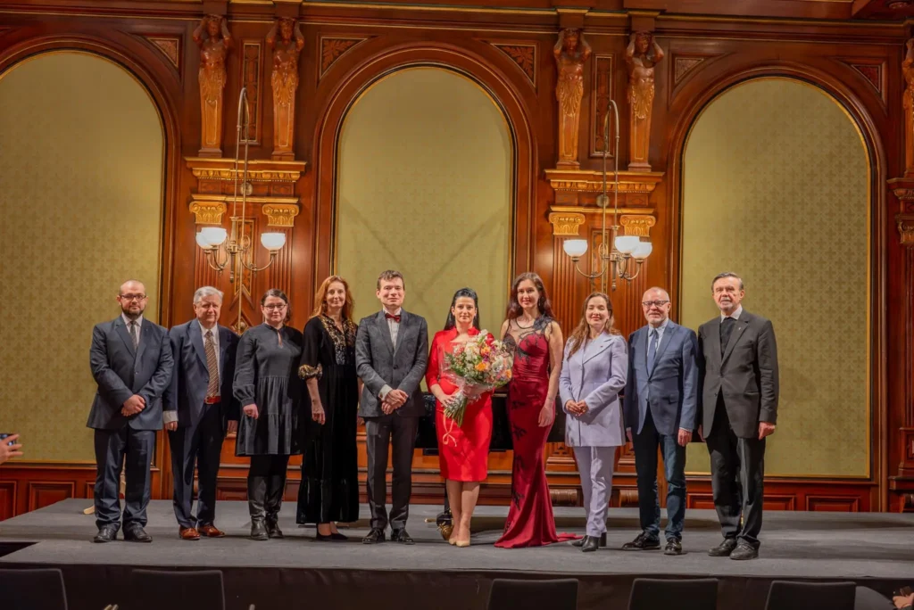 Un regal muzical în somptuosul „Palat Eschenbach” din Viena, susținut de Alexandru Tomescu și Sânziana Mircea, a prefațat ciclul de evenimente aniversare organizate de Asociația „Mihai Eminescu” cu prilejul sărbătoririi unui deceniu de la fondarea sa