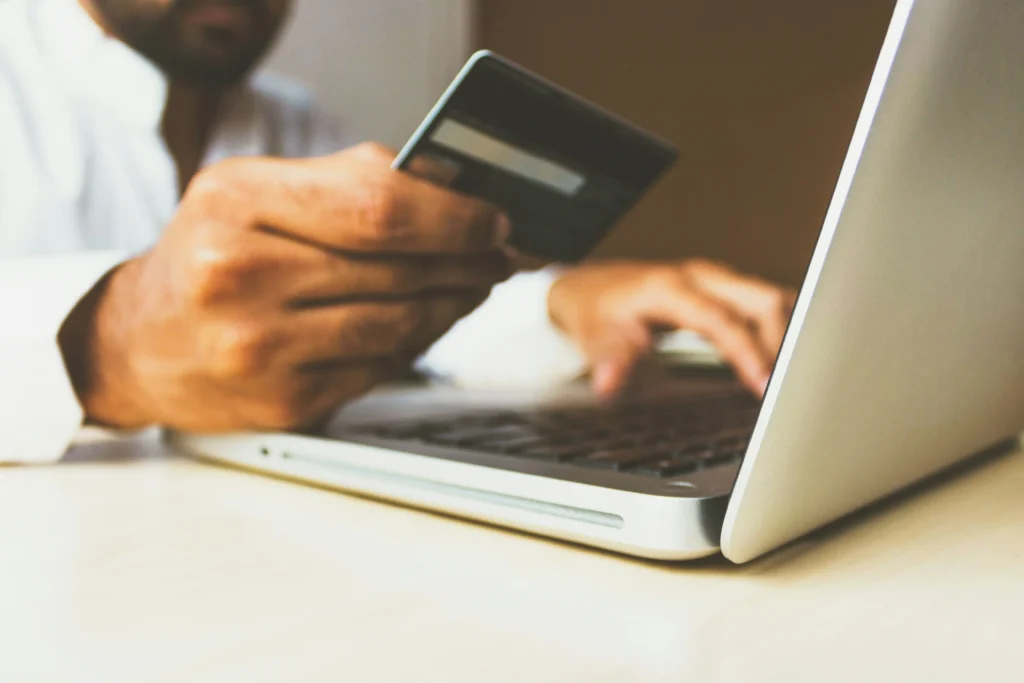 Bandă româno-bulgară arestată pentru fraude cu pariuri sportive online