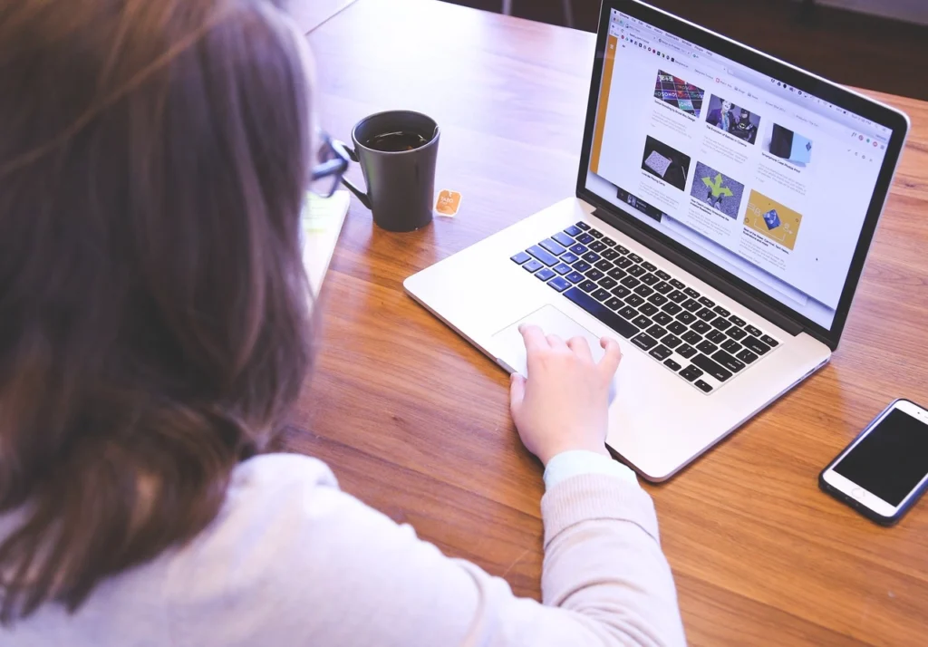 OMS consideră că 1 din 6 elevi suferă de cyberbullying în Europa