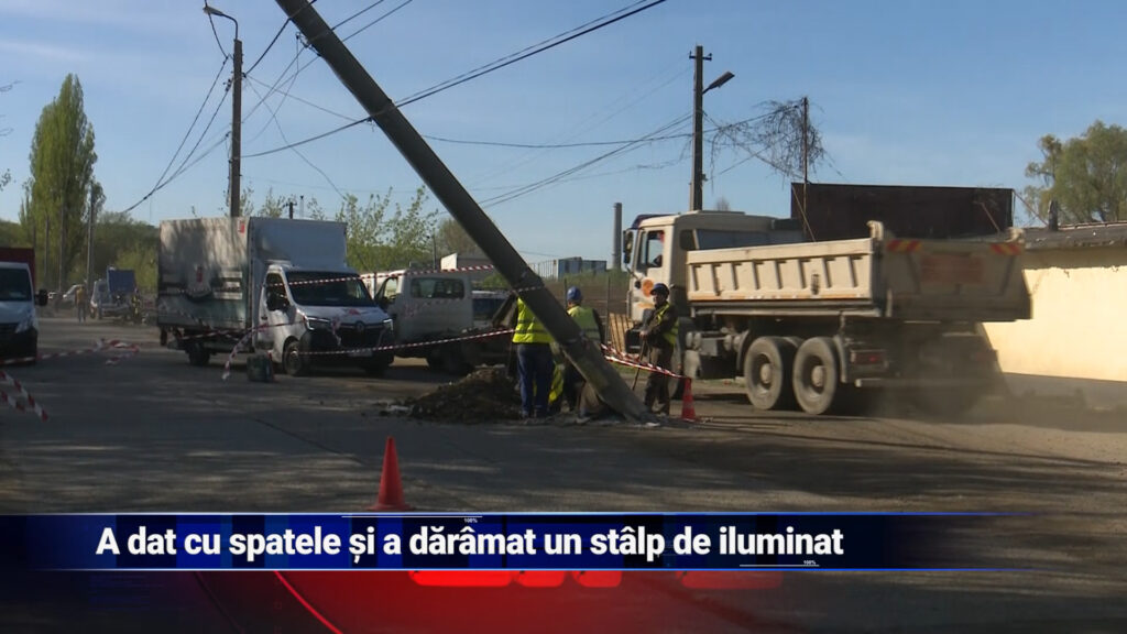 A dat cu spatele și a dărâmat un stâlp de iluminat