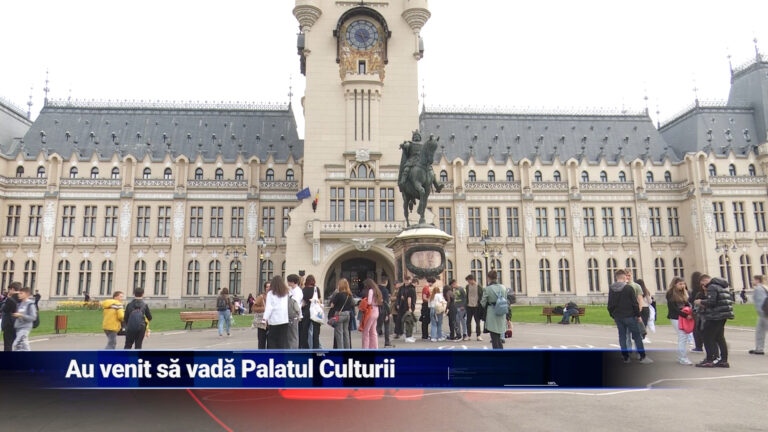 Au venit să vadă Palatul Culturii