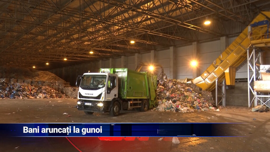 Bani aruncați la gunoi
